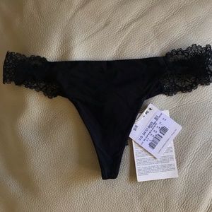 La perla black lace thongs